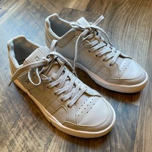 On, THE ROGER Clubhouse Glacier/White. Size 7.5